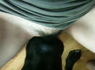 La Pauvre Salope Amoureuse Des Animaux Bavait Sur Le Matelas En Gémissant. L'homme Que Je Suçais A Éjaculé Dans Ma Bouche